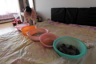 邹城楼上漏水，住户失联，小区没物管，业主维权难！律师来支招……
